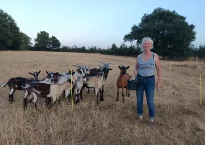Florence et les chèvres de l'Âne Archie du Berry à la ferme du Breuil à Bazaiges 36